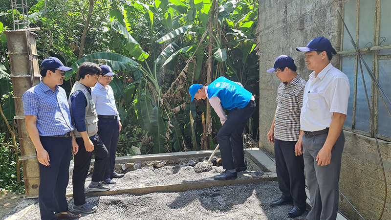 Đồng chí Phó Chủ tịch UBND tỉnh Phan Mạnh Hùng và đại diện UNDP, tổ chức World Share khởi công xây dựng nhà cho bà Trương Thị Muội, xã Hiền Ninh (Quảng Ninh).