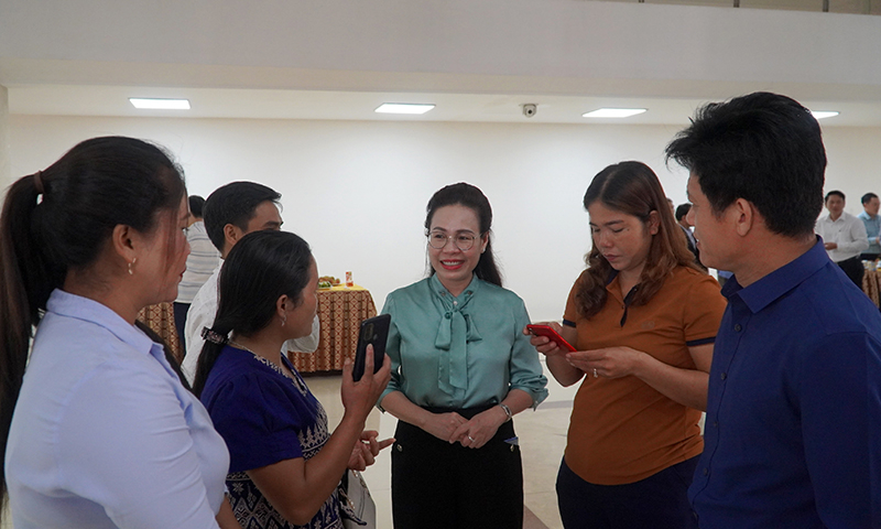Đại biểu trao đổi bên lề hội nghị