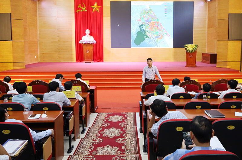 Chủ tịch UBND TP. Đồng Hới Hoàng Ngọc Đan định hướng thảo luận. 