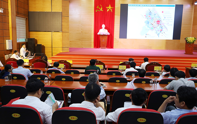 Đại diện đơn vị tư vấn báo cáo nội dung cơ bản Quy hoạch chung xây dựng TP. Đồng Hới và vùng phụ cận đến năm 2045.
