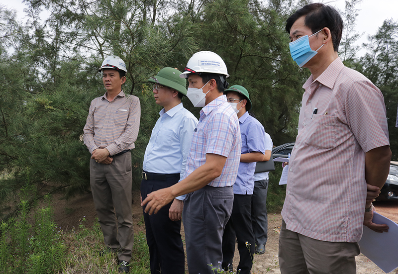 Đồng chí Phó Chủ tịch UBND tỉnh Phan Mạnh Hùng kiểm tra một số vướng mắc tại gói thầu DH/W7 trên địa bàn xã Bảo Ninh.