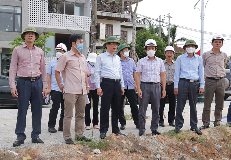 Đồng chí Phó Chủ tịch UBND tỉnh Phan Mạnh Hùng kiểm tra tình hình thi công gói thầu DH-1.2.