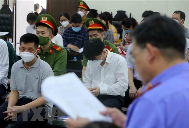 Các bị cáo nghe đại diện Viện kiểm sát công bố cáo trạng tại phiên tòa ngày 12/5. (Ảnh: An Đăng/TTXVN)