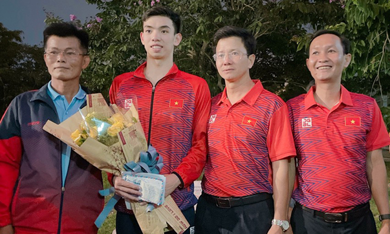  Lãnh đạo Trung tâm Huấn luyện và Thi đấu TDTT tỉnh Quảng Bình tặng hoa chúc mừng VĐV Nguyễn Huy Hoàng.