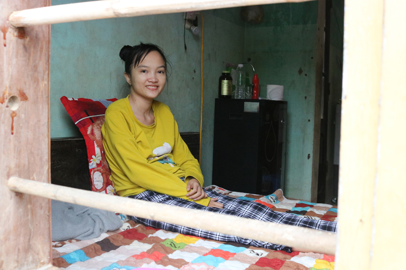 Ngắm bầu trời qua cửa sổ, là thói quen của Hà 5 năm nay.