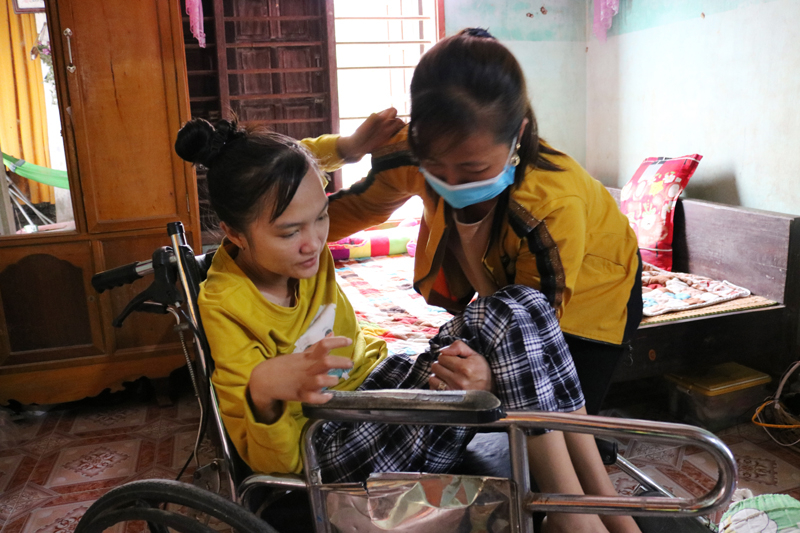 Biến cố bất ngờ khiến cô gái trẻ thành người tàn tật, sinh hoạt phải nhờ người khác.