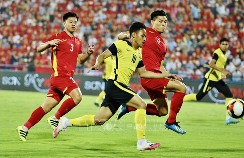 Hai đội tạo nên thế trận chặt chẽ. Ảnh: TTXVN