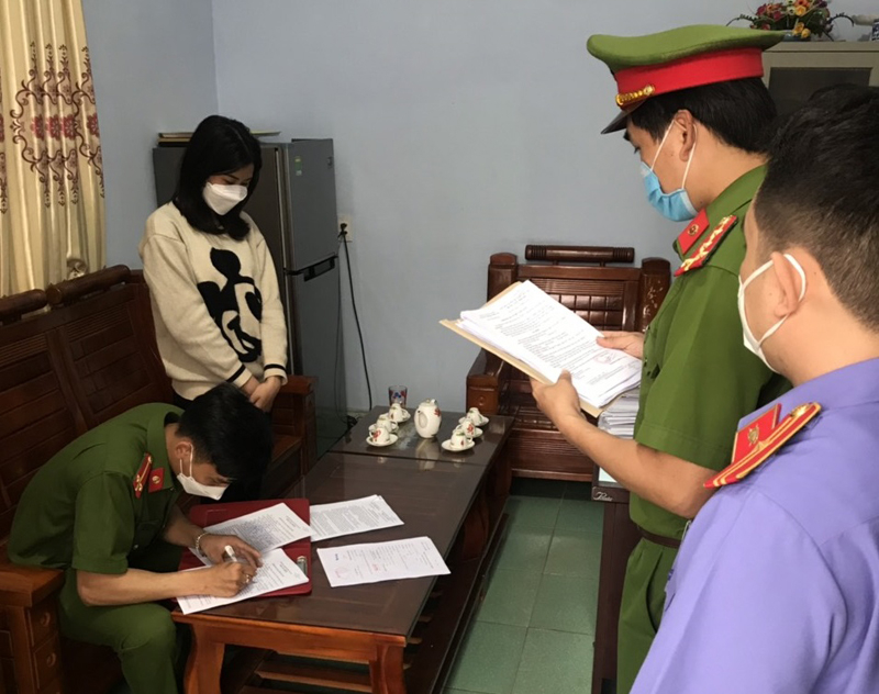 Cơ quan Cảnh sát điều tra Công an TX. Ba Đồn tống đạt quyết định khởi tố vụ án, khởi tố bị can đối với Lê Thị Thu Chi.