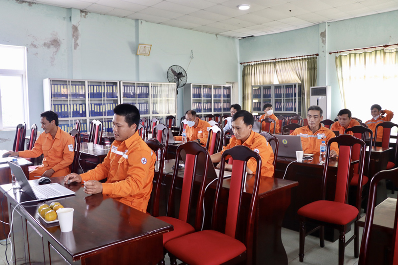 Các thi sinh đang thi phần lý thuyết