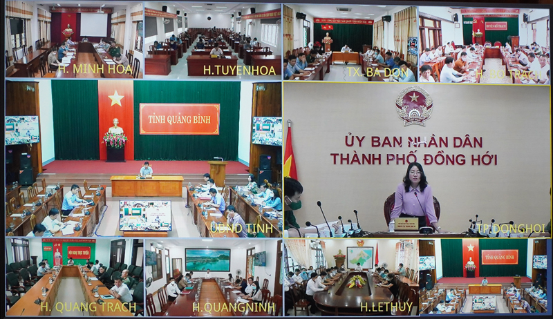 Đại diện lãnh đạo TP. Đồng Hới báo cáo về công tác tiêm vắc-xin tại điểm cầu thành phố.