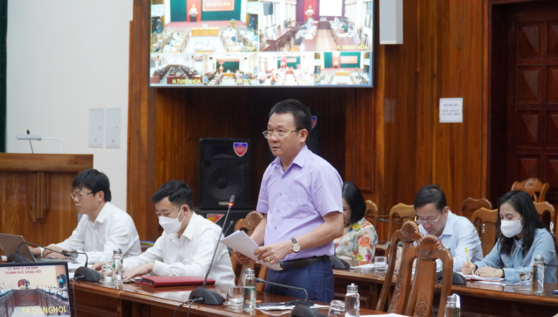Lãnh đạo Trung tâm Kiểm soát bệnh tật tỉnh trao đổi về công tác tiếp nhận và phân bổ vắc xin phòng Covid-19 từ Bộ Y tế.