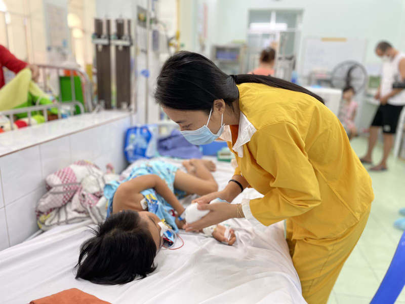 Điều trị cho trẻ mắc COVID-19. Ảnh: BTT
