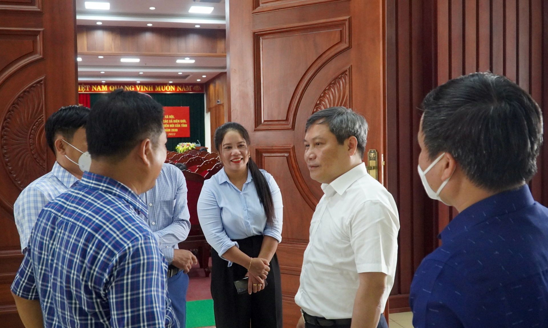 Đồng chí Bí thư Tỉnh ủy Vũ Đại Thắng trao đổi với các đại biểu bên lề hội nghị.