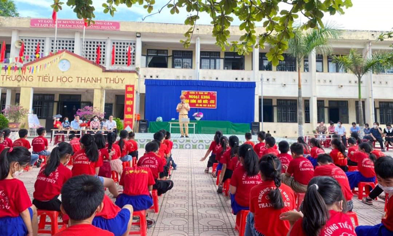 Hướng dẫn các quy định của luật Giao thông đường bộ cho học sinh.