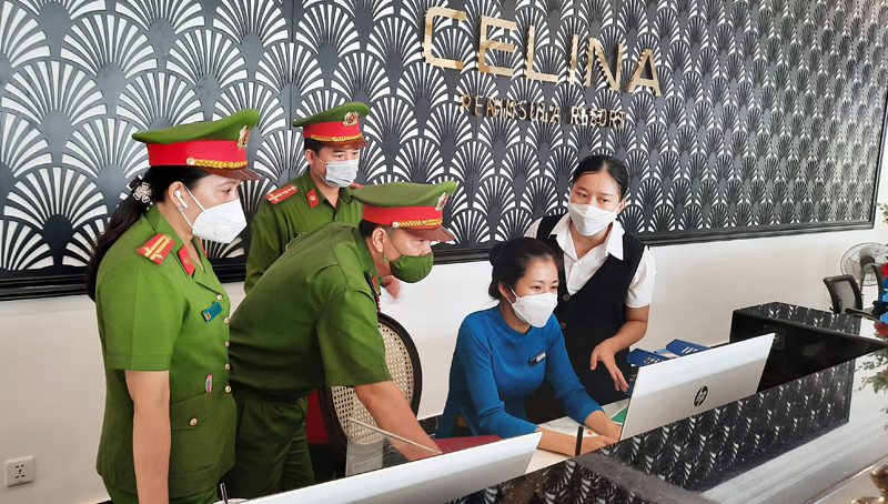  Lực lượng Cảnh sát quản lý hành chính về trật tự xã hội, Công an tỉnh kiểm tra hệ thống đăng ký lưu trú trực tuyến tại các cơ sở kinh doanh lưu trú.