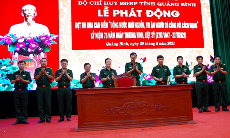 Các phòng, Văn phòng, ban Tài chính cơ quan Bộ Chỉ huy BĐBP tỉnh ký kết giao ước thi đua, có sự chứng kiến của lãnh đạo Đảng ủy, Bộ Chỉ huy BĐBP tỉnh.