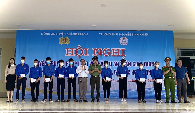 Trao học bổng cho các em học sinh nghèo vượt khó.