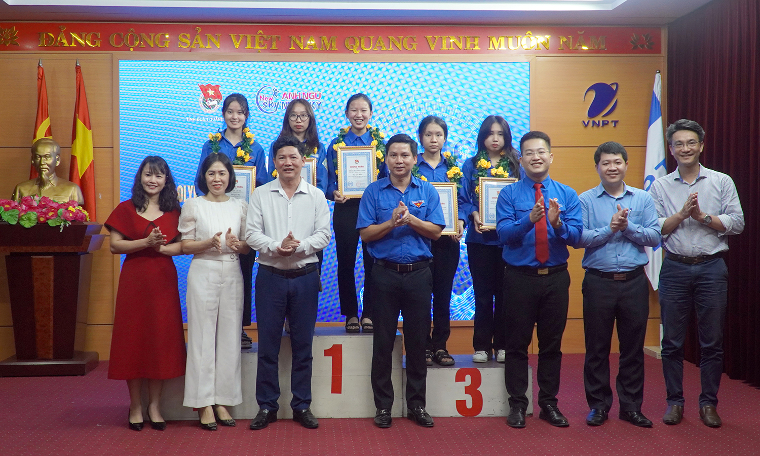 Ban Tổ chức cuộc thi trao giải và chụp ảnh lưu niệm cùng các thí sinh xuất sắc đạt giải nhất, nhì, ba tại hội thi.
