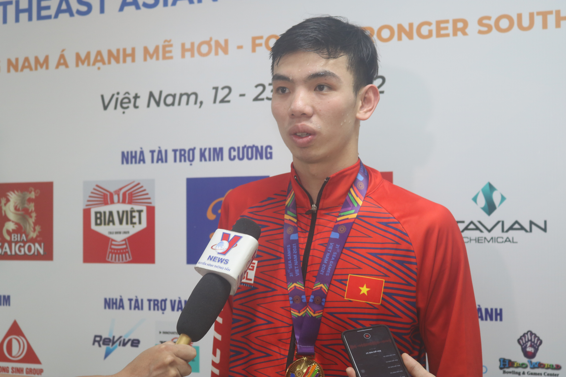 VĐV Nguyễn Huy Hoàng trả lời báo chí sau khi giành HCV tại SEA Games 31.
