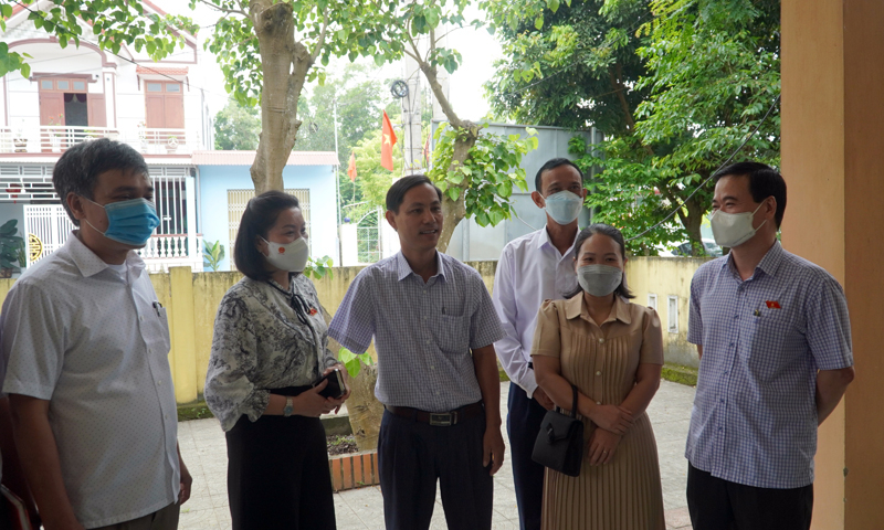 ĐBQH trao đổi với cử tri huyện Lệ Thủy.