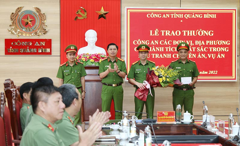 Lãnh đạo Công an tỉnh trao thưởng 10 triệu đồng cho Công an huyện Bố Trạch