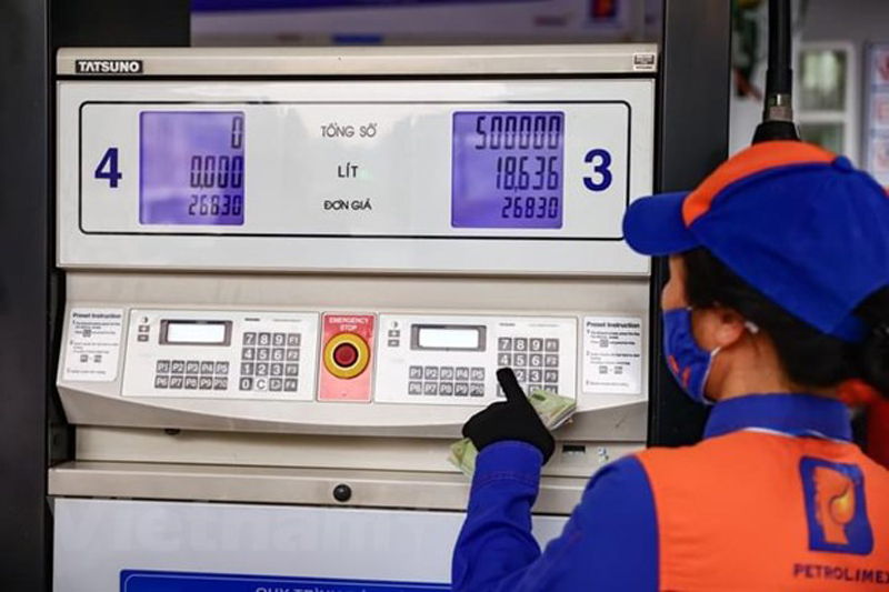 Một trong những cửa hàng của Petrolimex chuẩn bị niêm yết giá mới. (Ảnh: PV/Vietnam+)
