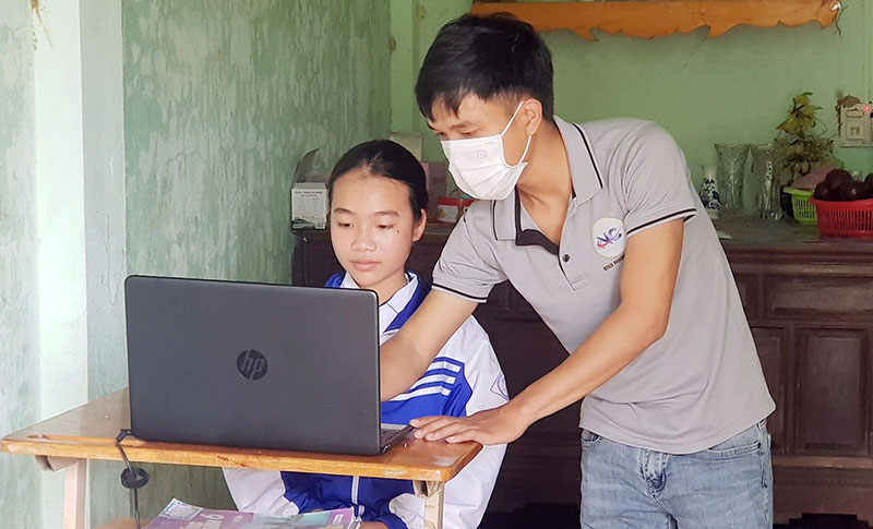 Niềm vui của các em học sinh khi có máy tính để học tập.