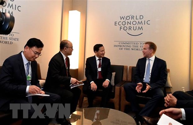 Đoàn cấp cao Việt Nam gặp và làm việc với Chủ tịch WEF Borge Brende tại Davos. (Ảnh: TTXVN phát)