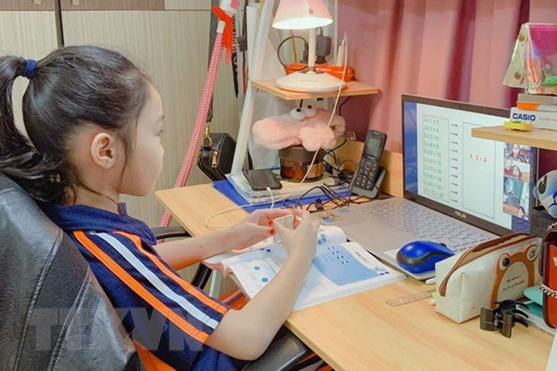 ​ Học sinh học trực tuyến trong giai đoạn nghỉ vì dịch COVID-19. (Ảnh: TTXVN)