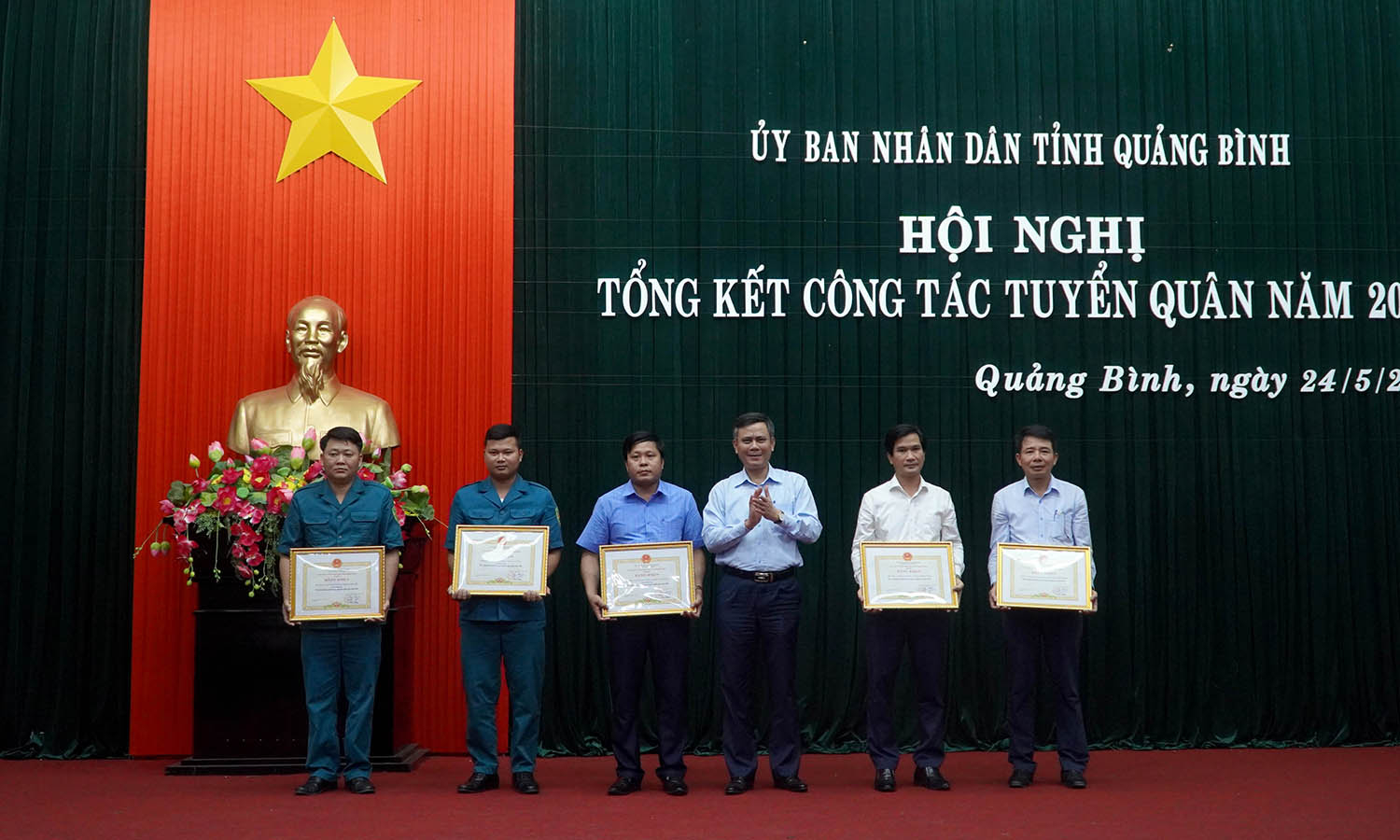Đồng chí Trần Thắng, Phó Bí thư Tỉnh ủy, Chủ tịch UBND tỉnh, Chủ tịch HĐNVQS tỉnh trao Bằng khen của UBND tỉnh cho các tập thể.