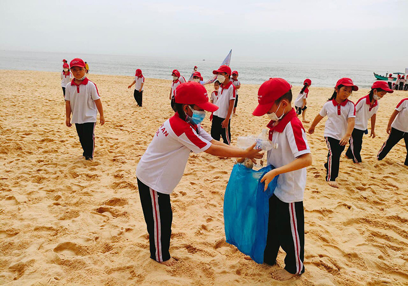 Cùng nhau làm sạch bãi biển...