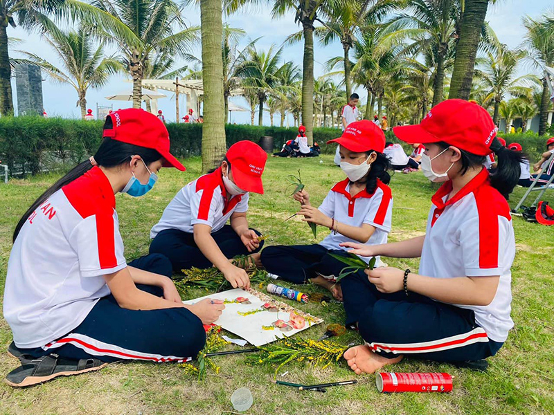 ... và sáng tạo tranh với chủ đề “Em yêu biển và hải đảo Việt Nam, cùng hành động vì đại dương xanh”.