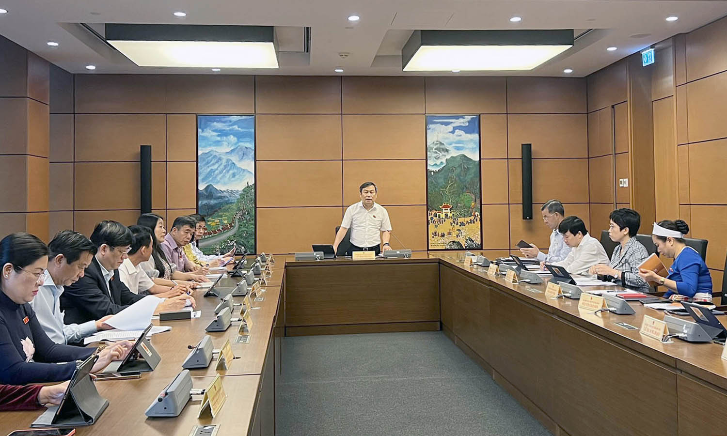 Đồng chí Bí thư Tỉnh ủy, Trưởng đoàn ĐBQH tỉnh Vũ Đại Thắng điều hành phiên thảo luận tại tổ    