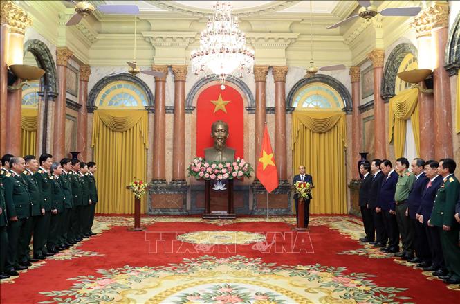 Chủ tịch nước Nguyễn Xuân Phúc, Thống lĩnh các lực lượng vũ trang nhân dân, Chủ tịch Hội đồng Quốc phòng và An ninh phát biểu tại lễ phong hàm đối với đồng chí Ngô Minh Tiến và Lương Đình Hồng. Ảnh: Thống Nhất/TTXVN