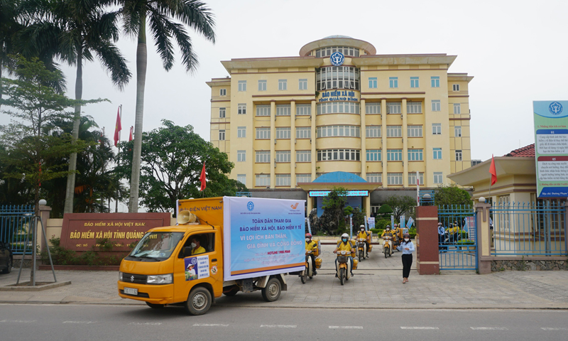 Diễu hành thông tin lưu động vận động người dân tham gia BHXH tự nguyện, BHYT hộ gia đình.