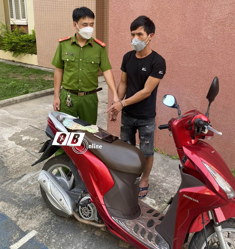 Đối tượng Đinh Văn Cường cùng tang vật các vụ trộm.