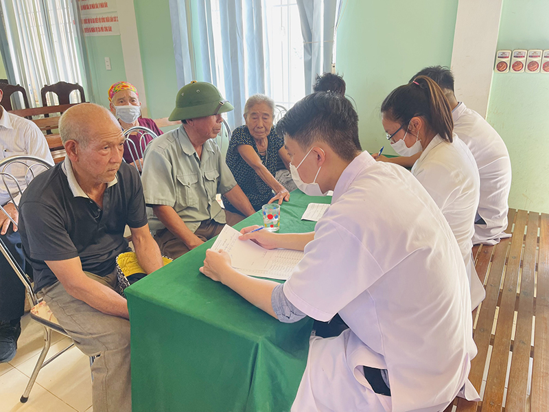 Khám chữa bệnh cho những đối tượng nghèo có hoàn cảnh khó khăn trên địa bàn thị xã Ba Đồn