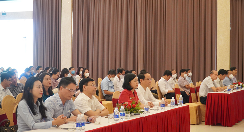 Các đại biểu tham dự buổi mít tinh. 
