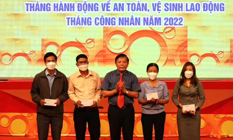 Đại diện lãnh đạo Sở Lao động-Thương binh và Xã hội trao các suất quà ý nghĩa cho thân nhân của công nhân bị tai nạn lao động.