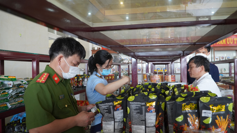 Đoàn kiểm tra liên ngành ATTP kiểm tra các cơ sở sản xuất, kinh doanh trên địa bàn tỉnh.