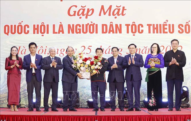 Chủ tịch nước Nguyễn Xuân Phúc, Thủ tướng Phạm Minh Chính, Chủ tịch Quốc hội Vương Đình Huệ tặng hoa đại biểu Quốc hội là người dân tộc thiểu số khoá XV về dự Kỳ họp. Ảnh: Doãn Tấn/TTXVN
