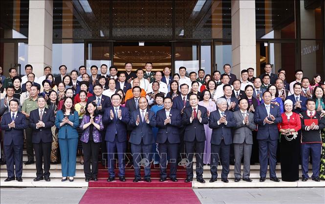 Chủ tịch nước Nguyễn Xuân Phúc, Thủ tướng Phạm Minh Chính, Chủ tịch Quốc hội Vương Đình Huệ với các đại biểu. Ảnh: Doãn Tấn/TTXVN