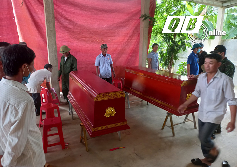  Chính quyền địa phương, bà con lối xóm thị trấn Phong Nha (Bố Trạch) và gia đình tổ chức mai táng cho hai anh em theo phong tục địa phương.