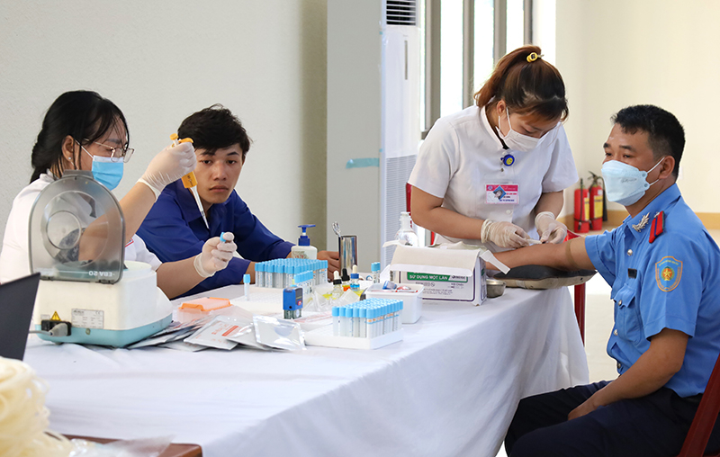 Cán bộ, đoàn viên thực hiện các thủ tục trước khi hiến máu tình nguyện.