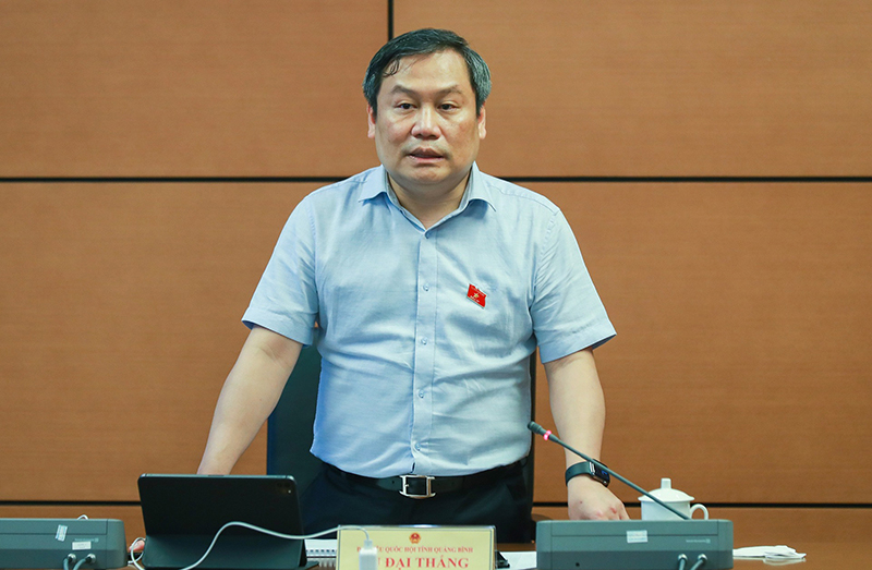 Đồng chí Bí thư Tỉnh ủy, Trưởng đoàn ĐBQH tỉnh Vũ Đại Thắng điều hành phiên thảo luận tại tổ.