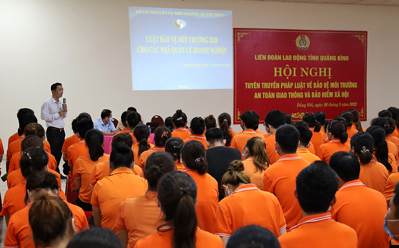 Đại diện Sở Tài nguyên và Môi trường tuyên truyền, phổ biến pháp luật cho đoàn viên, người lao động.