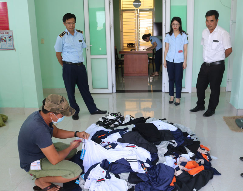 Ông Bùi Tấn Vĩnh thực hiện tiêu hủy tang vật vi phạm dưới sự chứng kiến của đại diện các bên tham gia giám sát