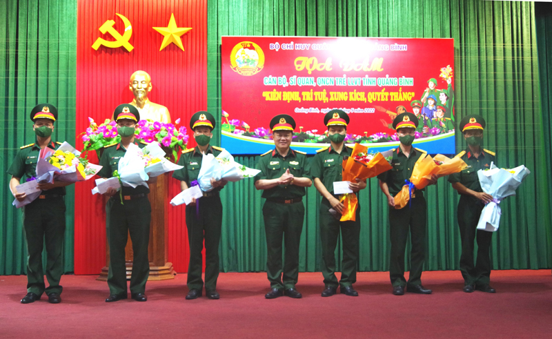 Trao thưởng các sĩ quan trẻ tiêu biểu trong thực hiện nhiệm vụ.