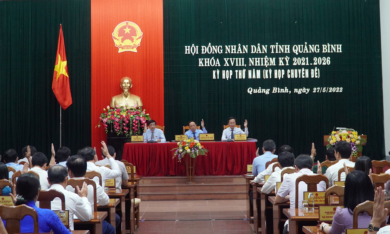 Đại biểu biểu quyết thông qua nghị quyết tại kỳ họp