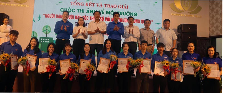 Hội Luật gia tỉnh phối hợp với Tỉnh đoàn tiến hành trao giải cuộc thi ảnh về môi trường với chủ đề  